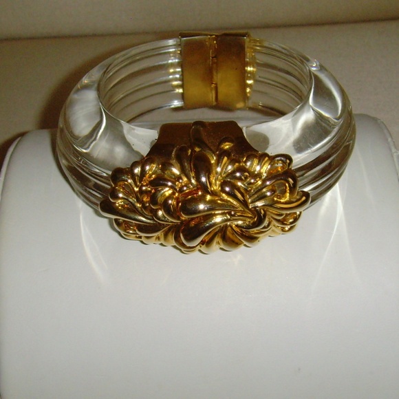 Inna Cytrine Paris Vintage Clear Lucite and Gold Tone Swirl Bangle Bracelet - Picture 3 of 13